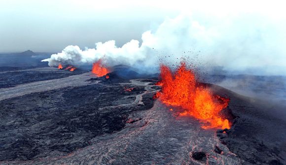 Gosvirknin áfram stöðug - Varað við gosmengun á Suðurlandi í dag