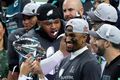 Verðlaunin Jalen Hurts, leikstjórnandi Philadelphia Eagles, tók við Vince Lombardi-verðlaunagripnum í leikslok í New Orleans.