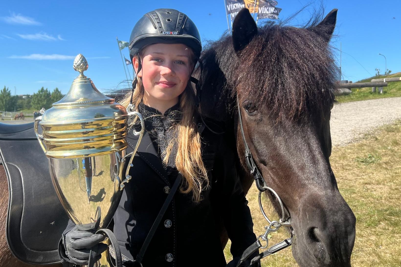 Vinkonurnar Ída Mekkín og Marín geisluðu á vellinum í dag.
