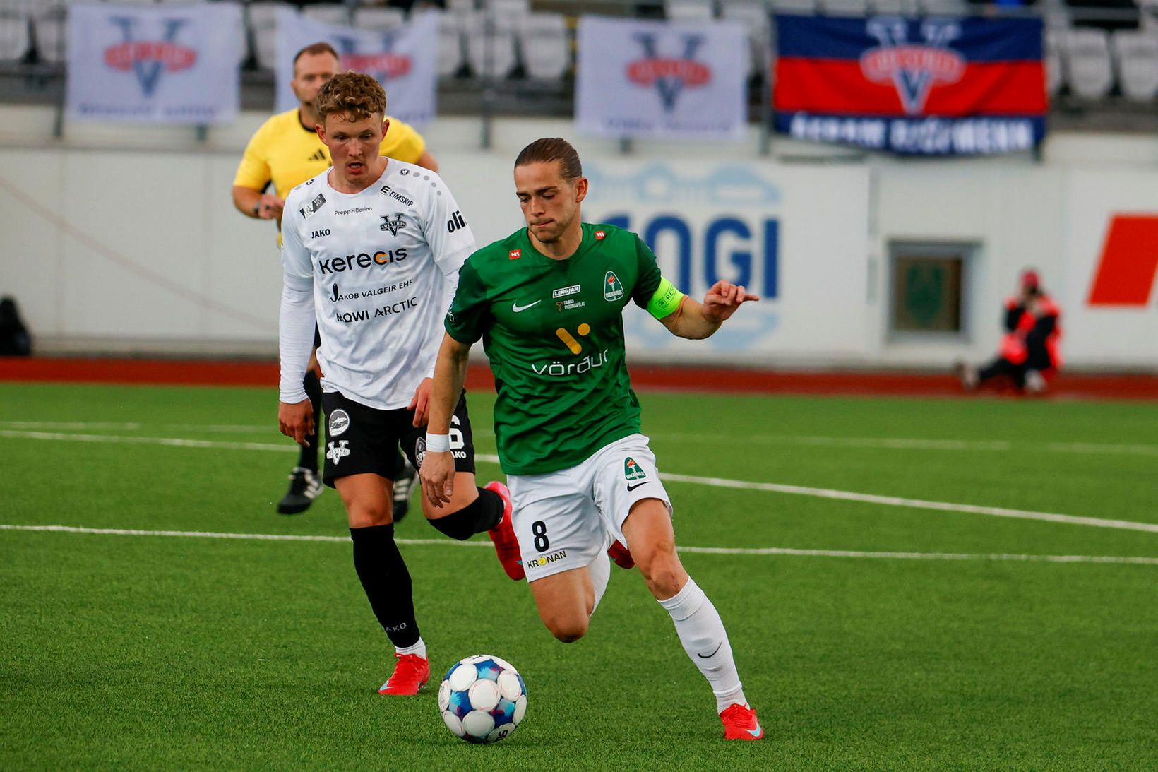 Viktor Karl Einarsson með boltann í leiknum í kvöld.