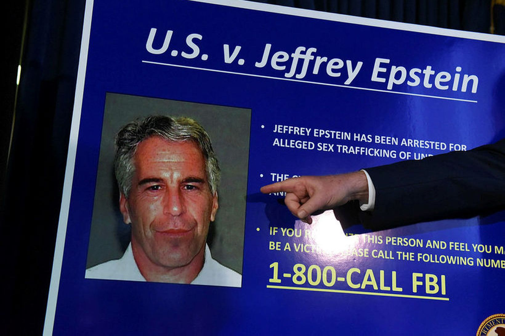 Frá blaðamannafundi þar sem ákæra á hendur Epstein var tilkynnt …