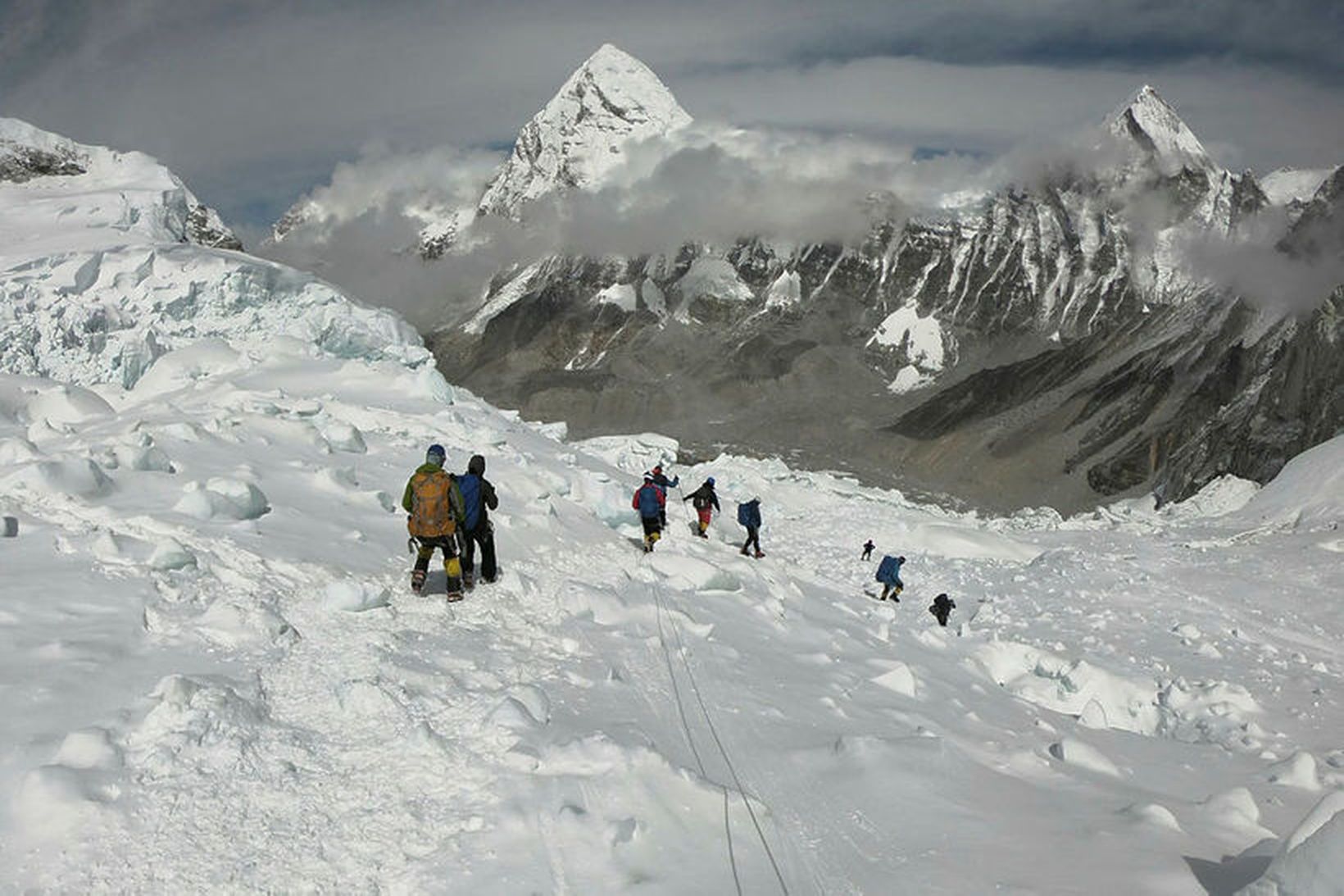 Fjallgöngumenn á leið niður Everest í lok apríl í fyrra.