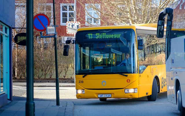 Frá því í desember hefur verið hægt að borga ­með greiðslukorti um borð í öll­um …