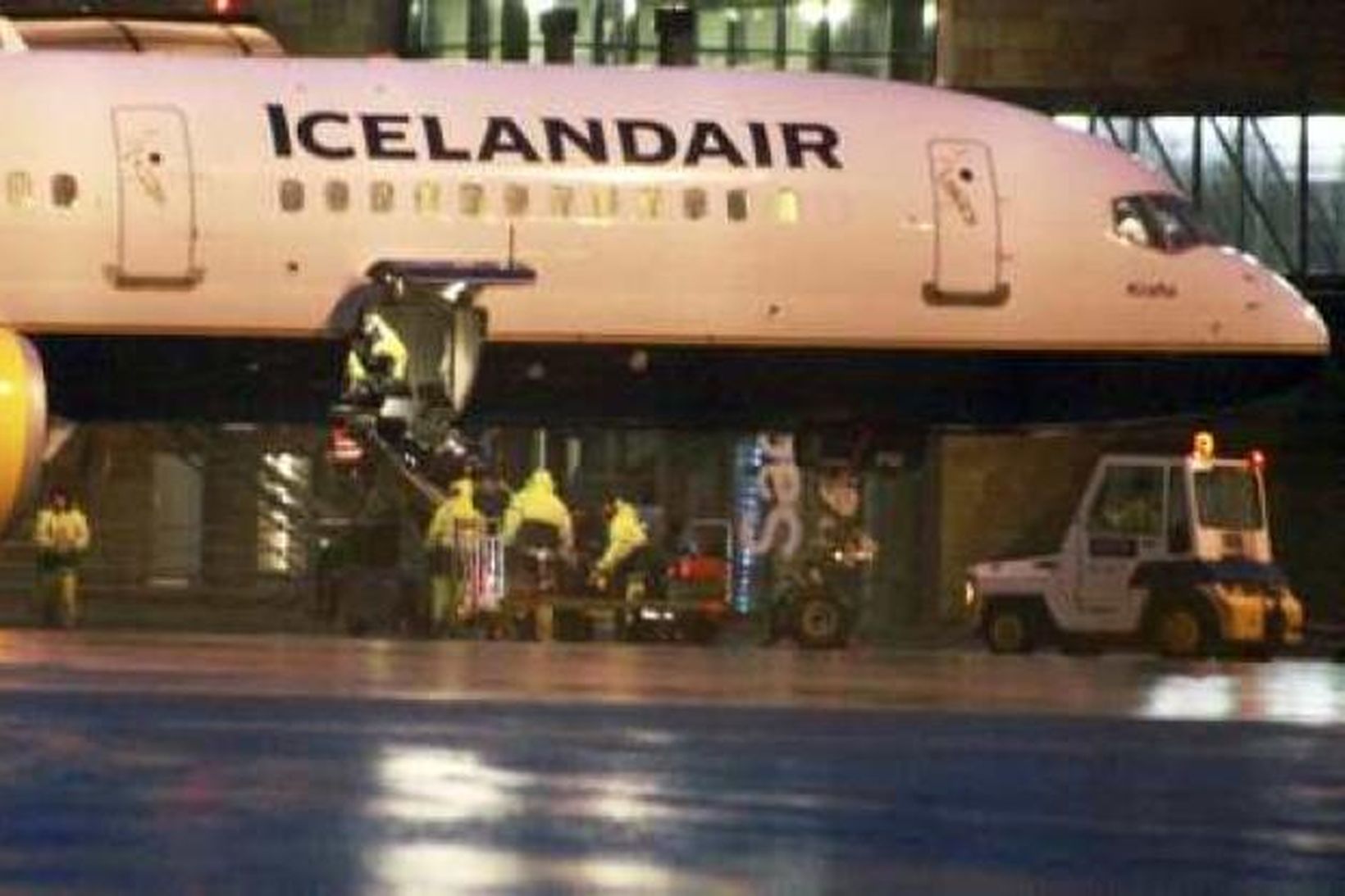Mennirnir fundust um borð í vél Icelandair.