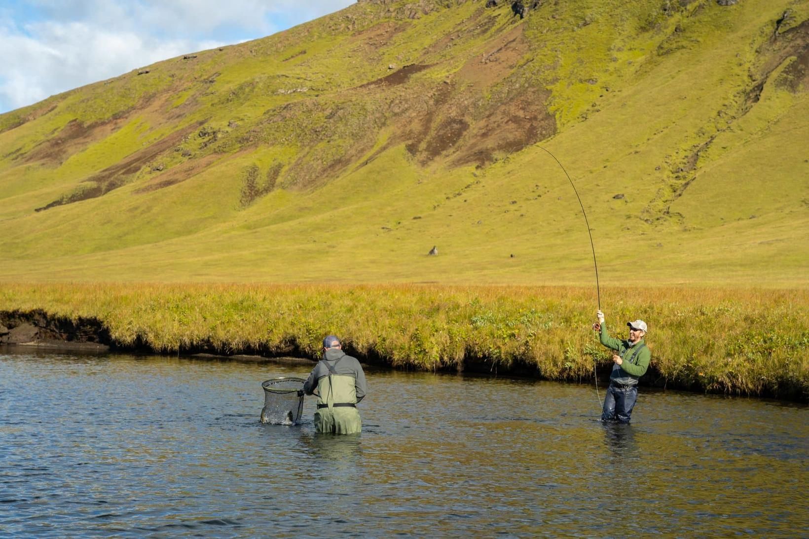 Sjóbirtingur háfaður í Heiðarvatni. Þar sveima nú allavega þrír sjóbirtingar …