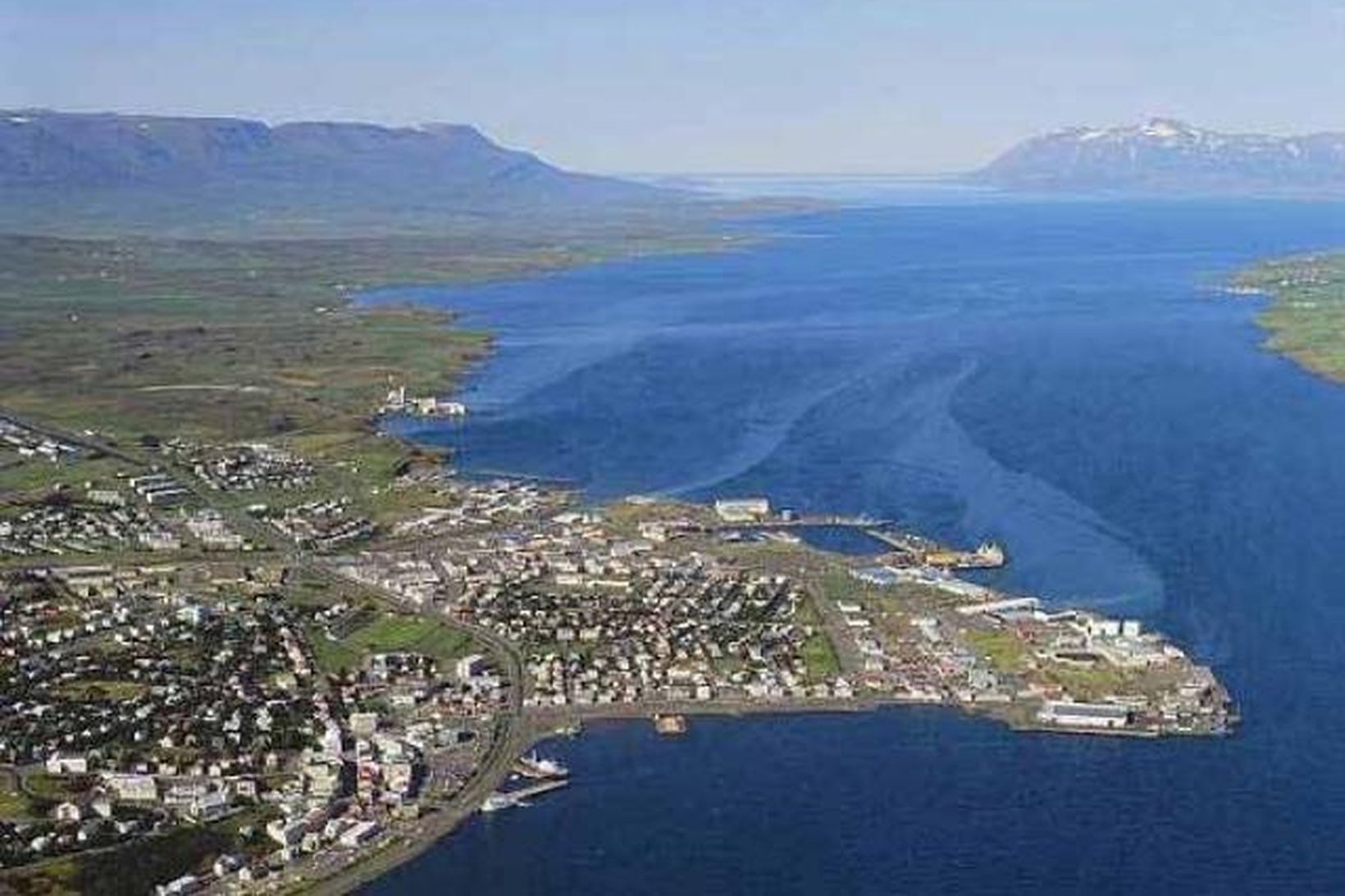 Horft út Eyjafjörðinn með Akureyri í forgrunni.