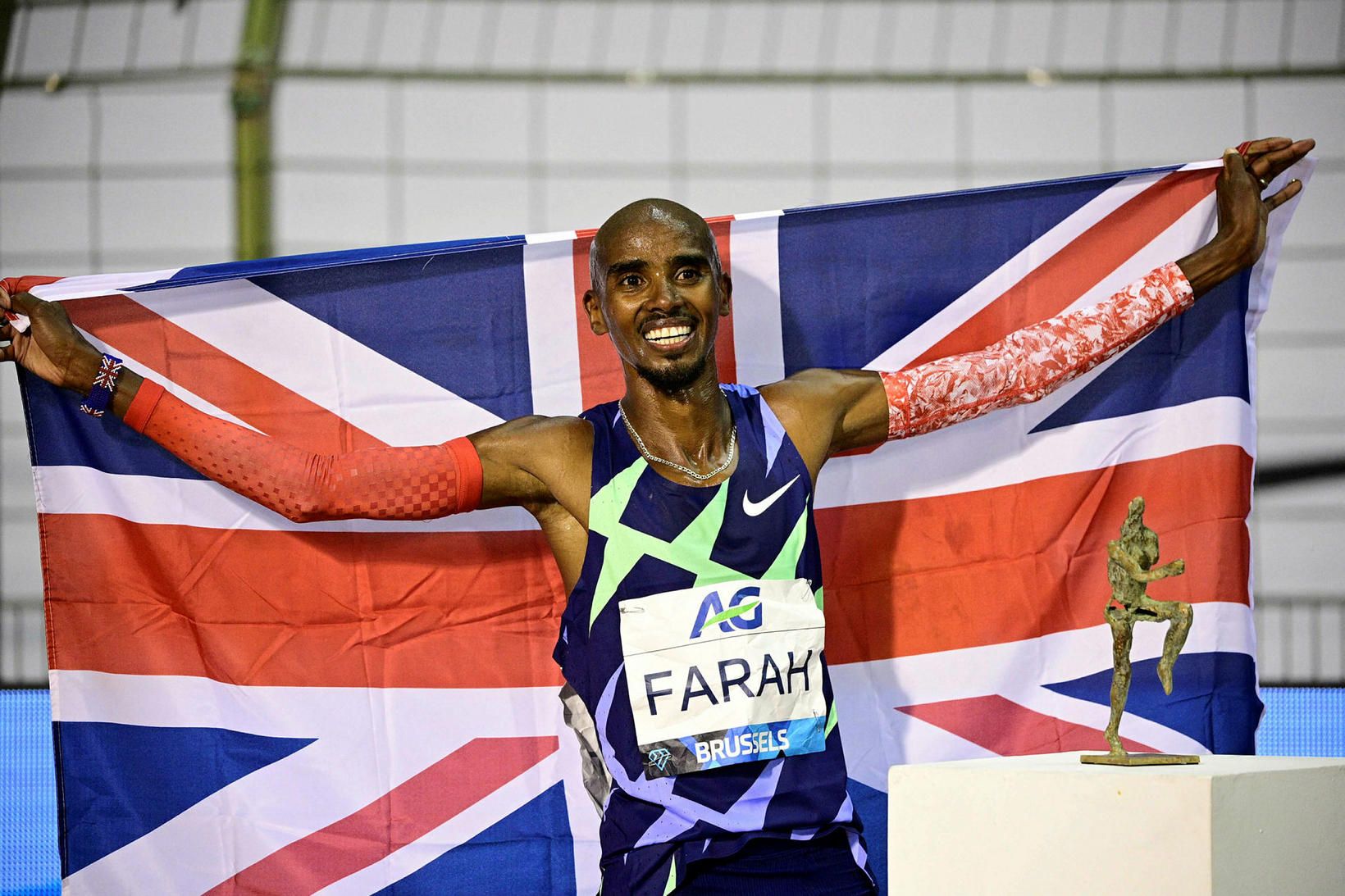 Mo Farah fagnar sigri og heimsmeti árið 2020.