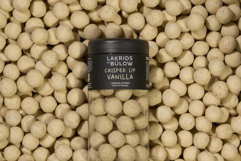 Nýja útgáfan úr Lakrids Lover-línunni frá Lakdrids by Bülow ber yfirskriftina Crisped up vanilla og …