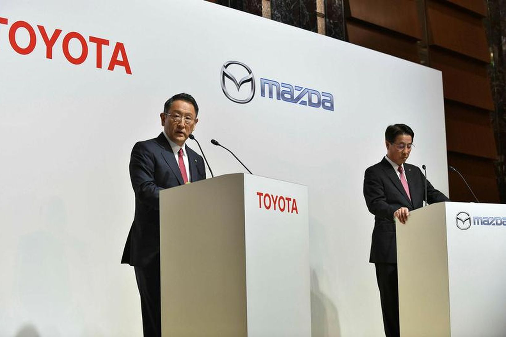 Forstjóri Toyota, Akio Toyoda og forstjóri Mazda, Masamichi Kogai.