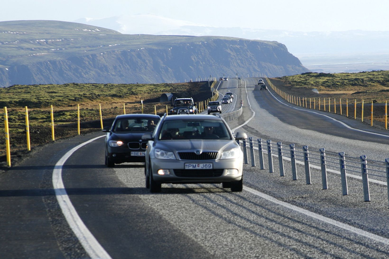 Umferðin flæðir vel og austur við Kambabrún sést hvernig vegurinn …