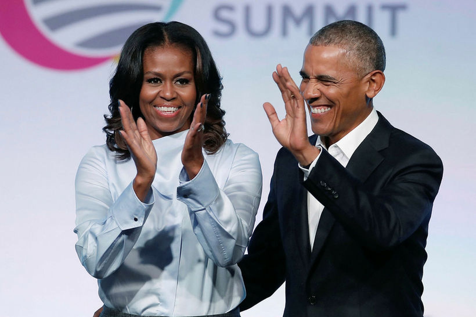 Michelle og Barack Obama, fyrrverandi forsetahjón Bandaríkjanna, hafa skrifað undir …