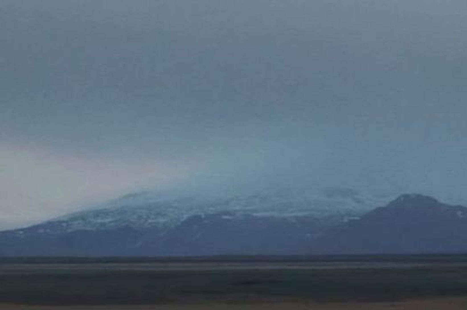 Hekla heldur ró sinni