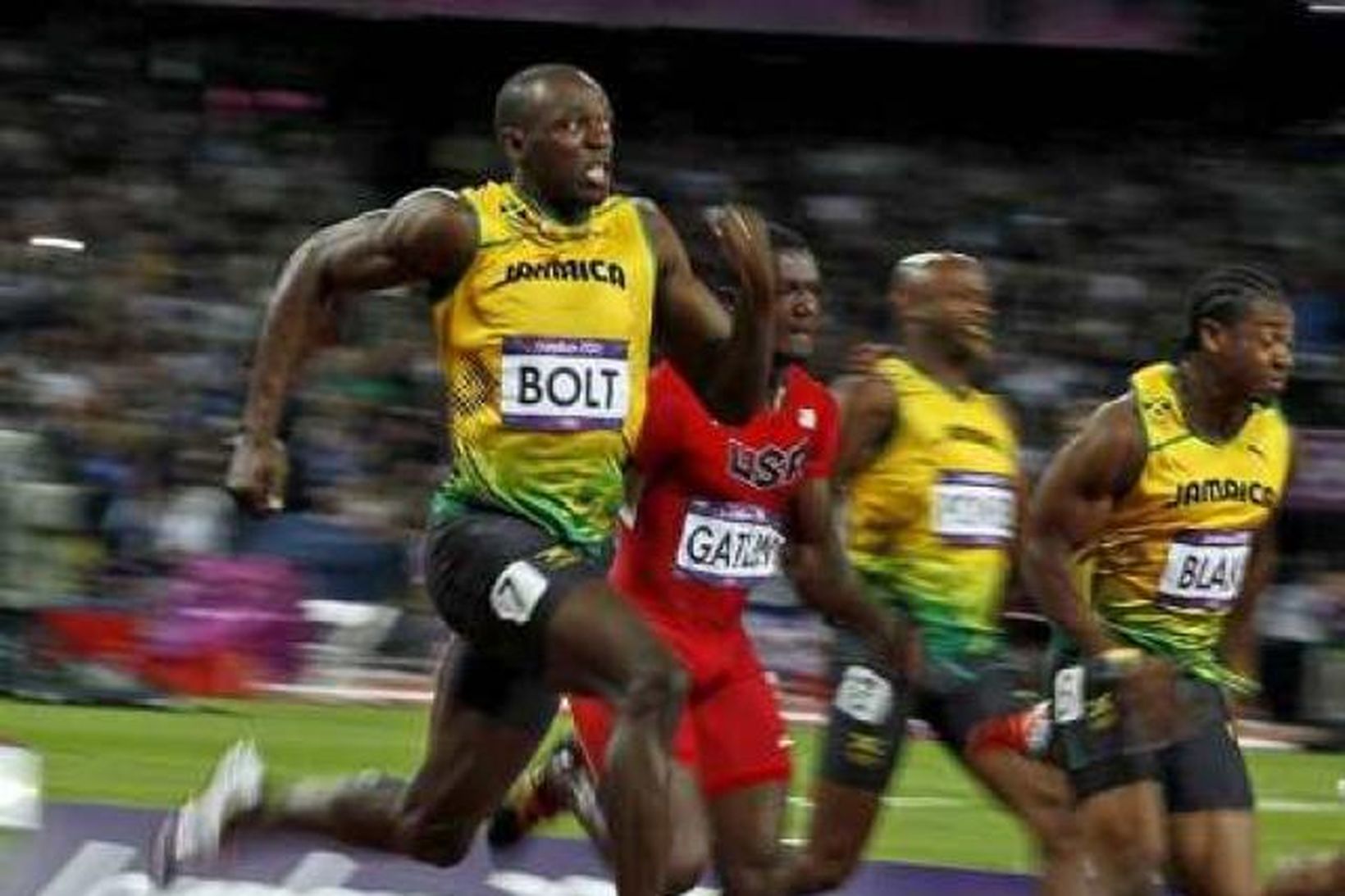 Usain Bolt geysist framúr keppinautum sínum á miðri leið í …