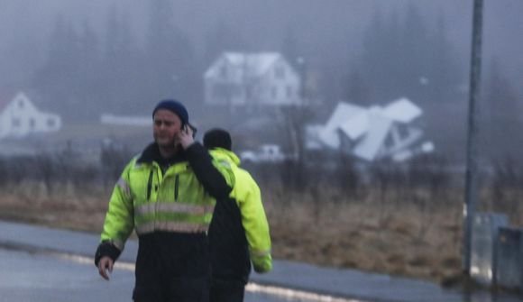 Skriðan féll á björgunarsveitarhúsið