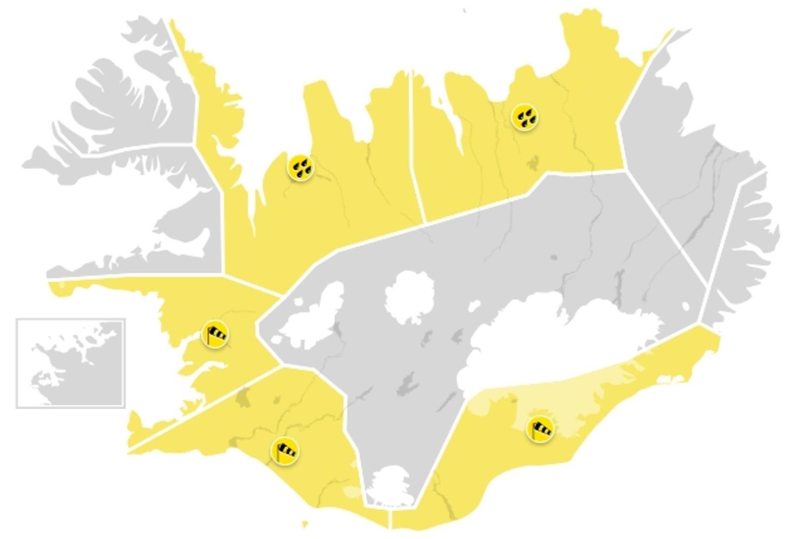 Gular viðvaranir er áfram í gildi á stórum hluta landsins.