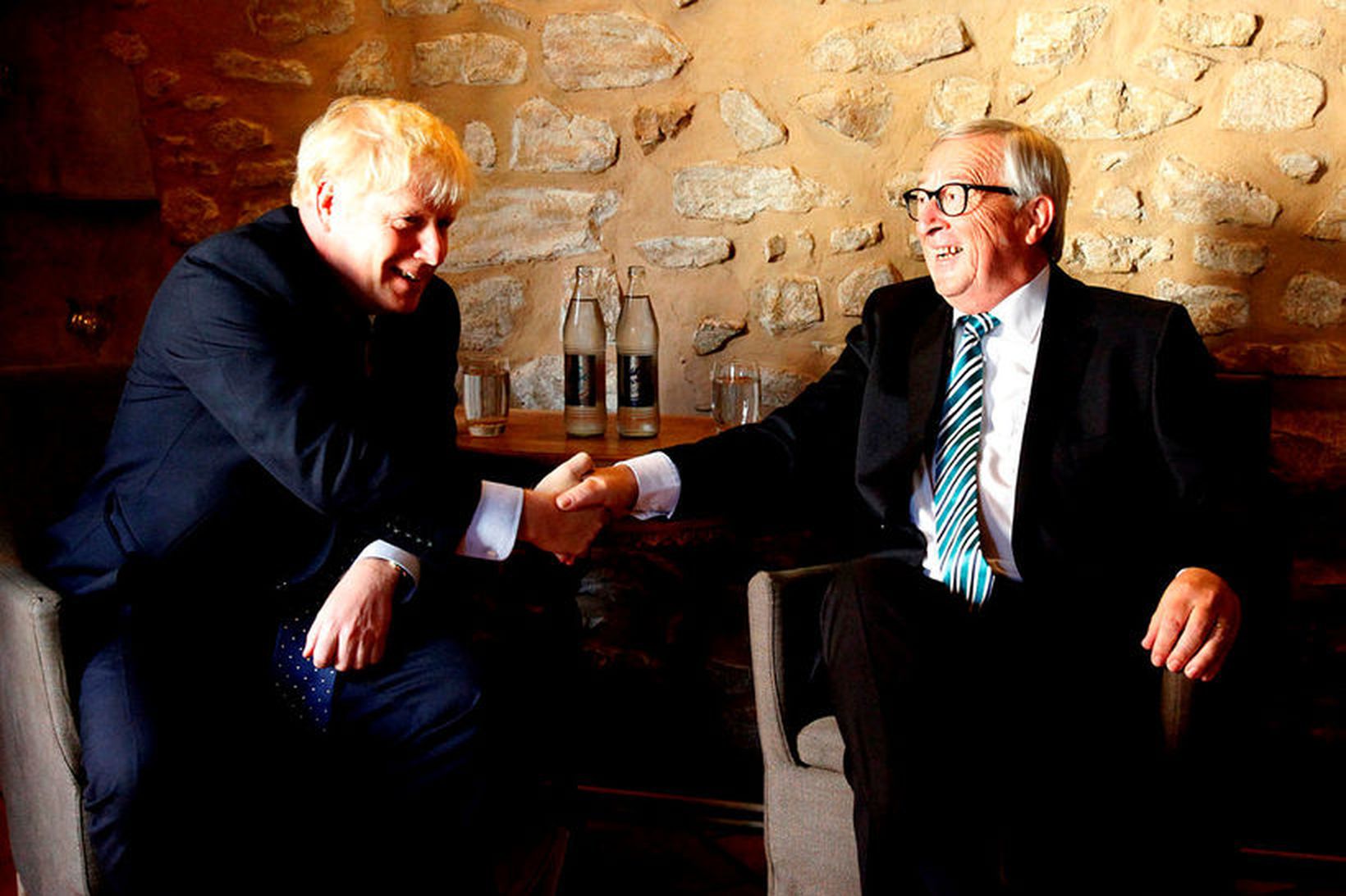 Boris Johnson, forsætisráðherra Bretlands, og Jean-Claude Juncker, fráfarandi forseti framkvæmdastjórnar …