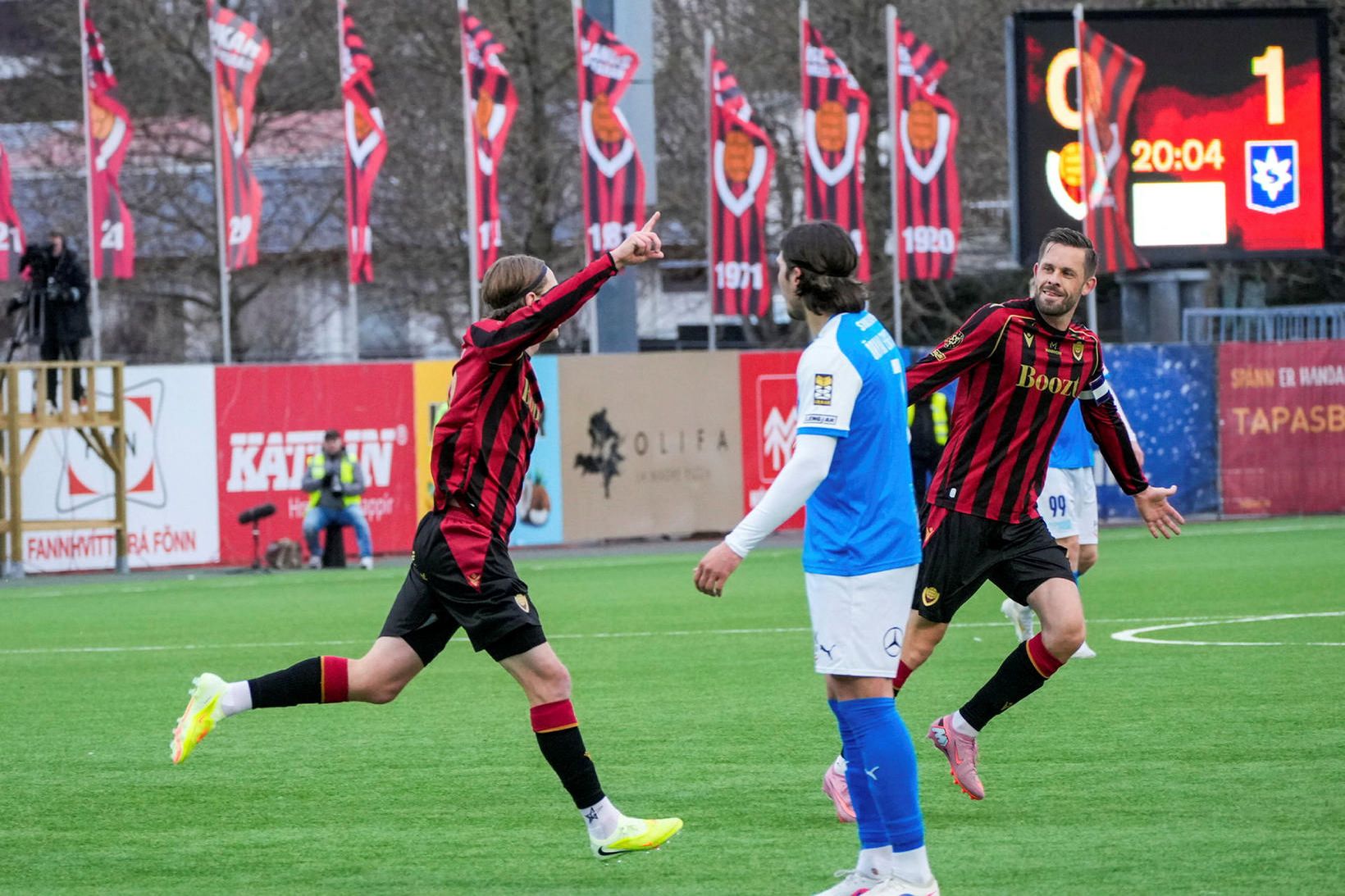 Gylfi fór meiddur af velli