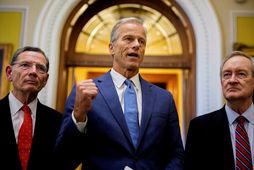 John Thune (f. miðju) fagnar því ásamt kollegum sínum að frumvarpið hafi náð í gegnum …