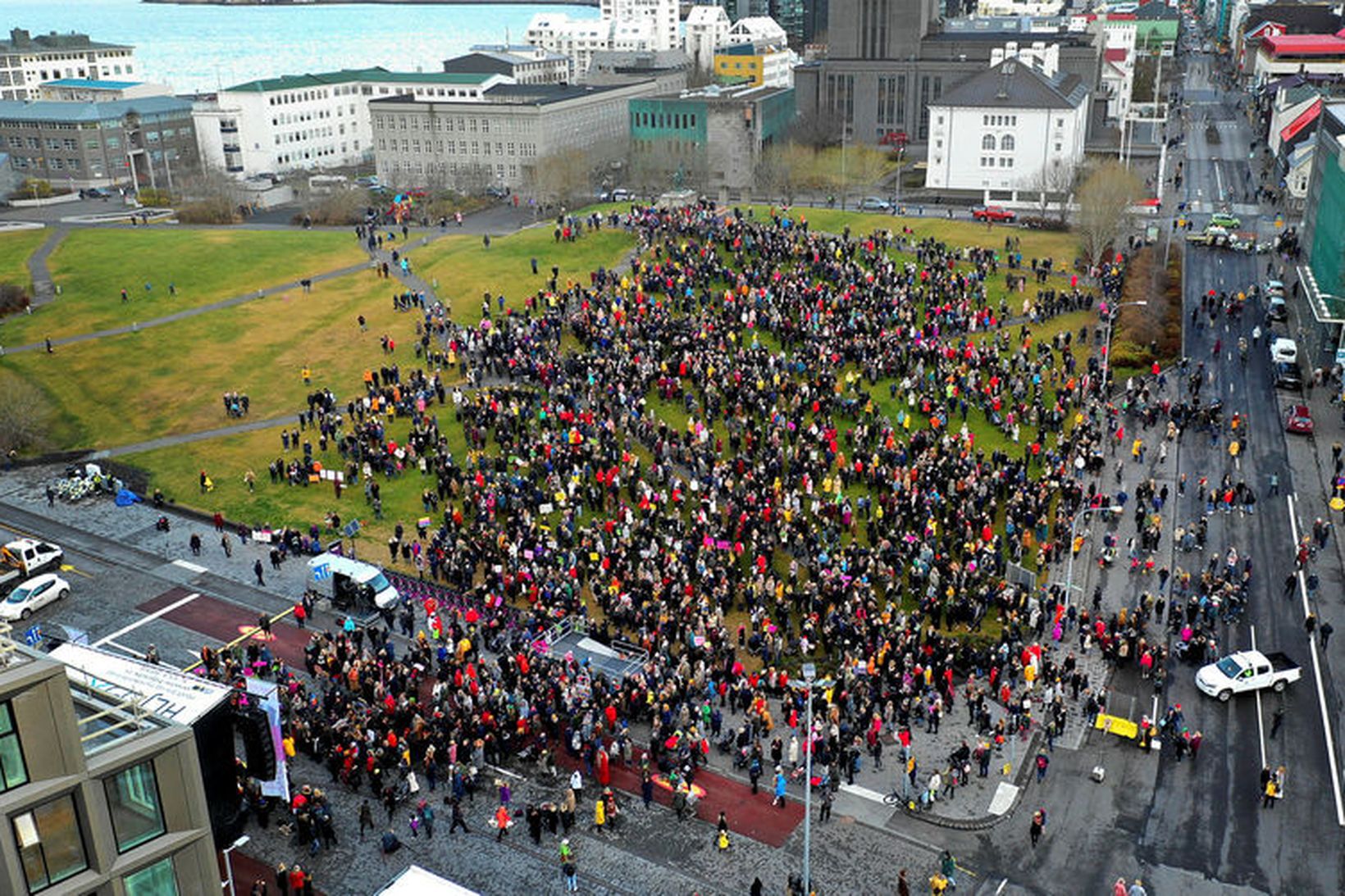 Hlutdeild efstu tíundar af hreinum heildareignum á Íslandi er sögð …