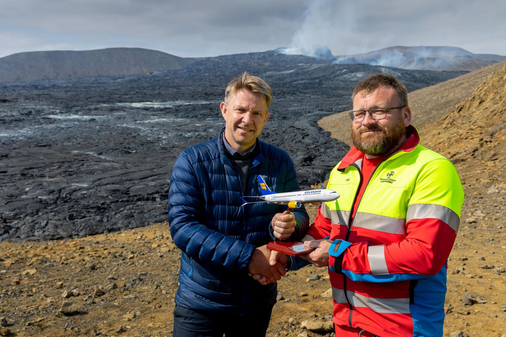 Bogi Nils Bogason, forstjóri Icelandair Group, afhendir nafna sínum Boga …