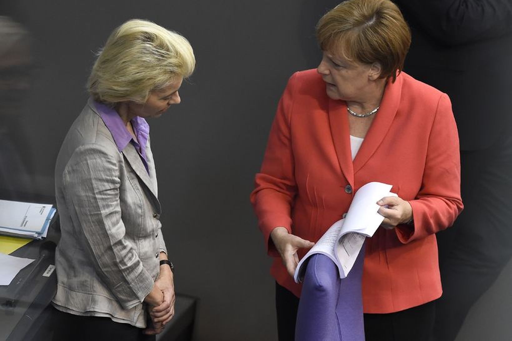 Varnarmálaráðherrann og Angela Merkel kanslari.