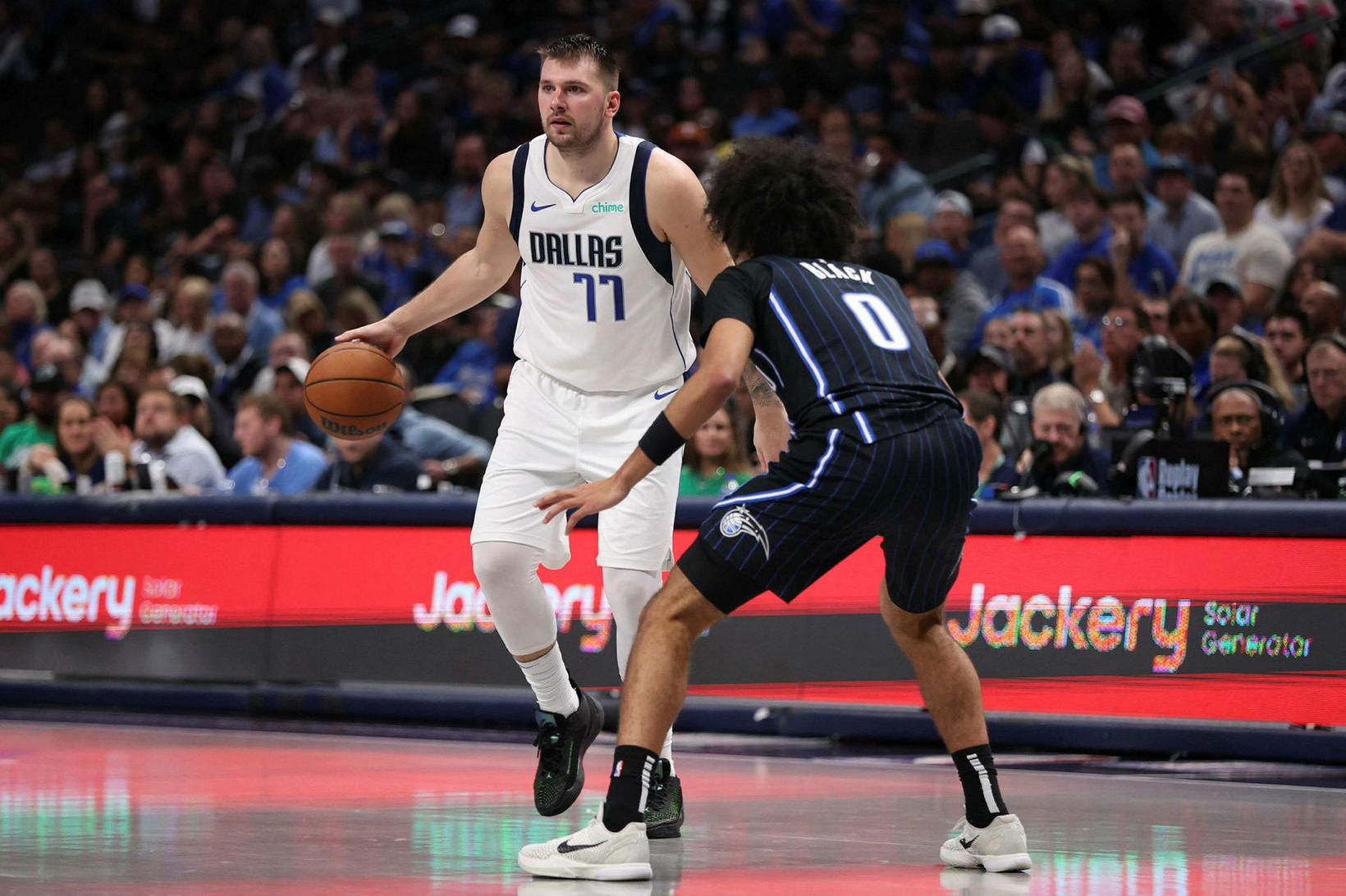 Luka Doncic með boltann í nótt.