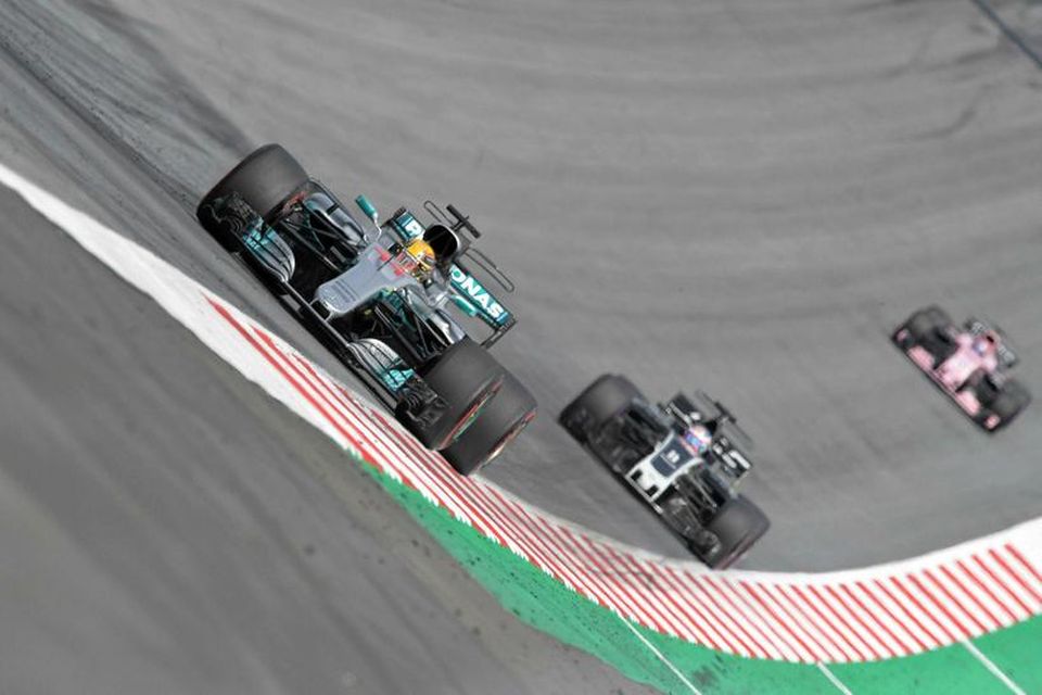 Lewis Hamilton hjá Mercedes nýkominn fram úr Romain Grosjean hjá Haas sem náði besta árangri …