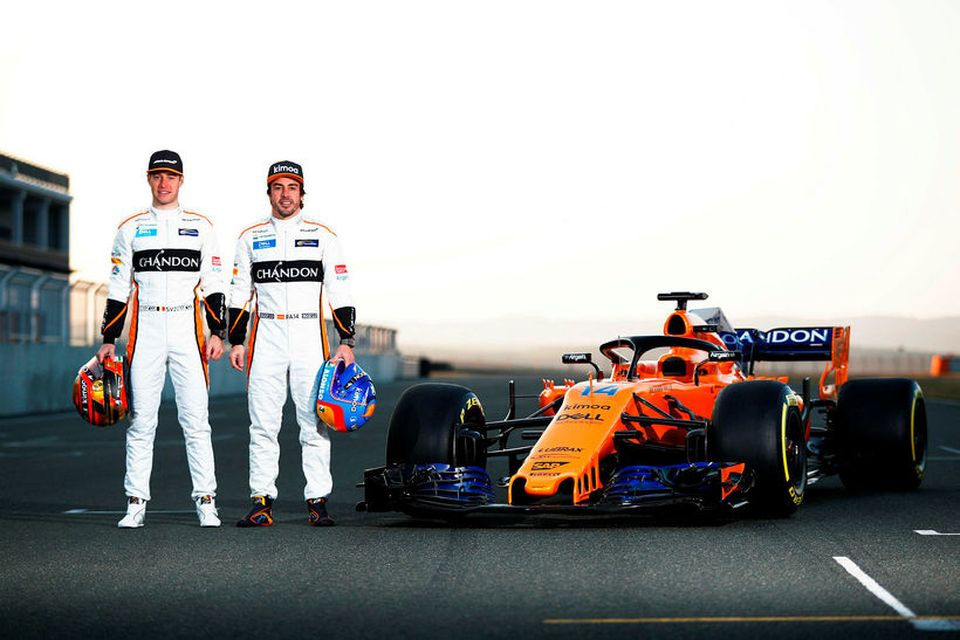 Stoffel Vandoorne (t.v.) og Fernando Alonso við 2018-bíl McLaren.