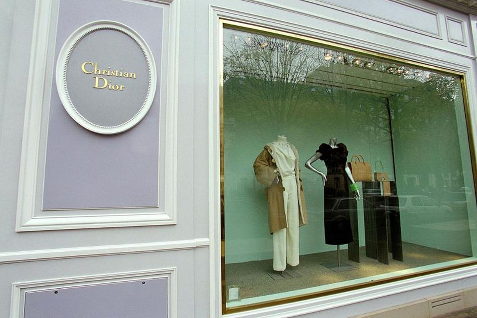 Christian Dior Couture verslun við avenue Montaigne í París.