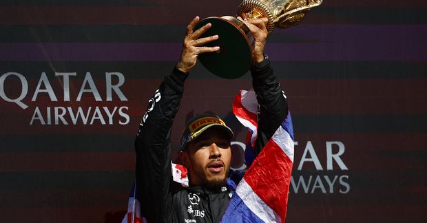 Lewis Hamilton fagnar sigrinum í dag.