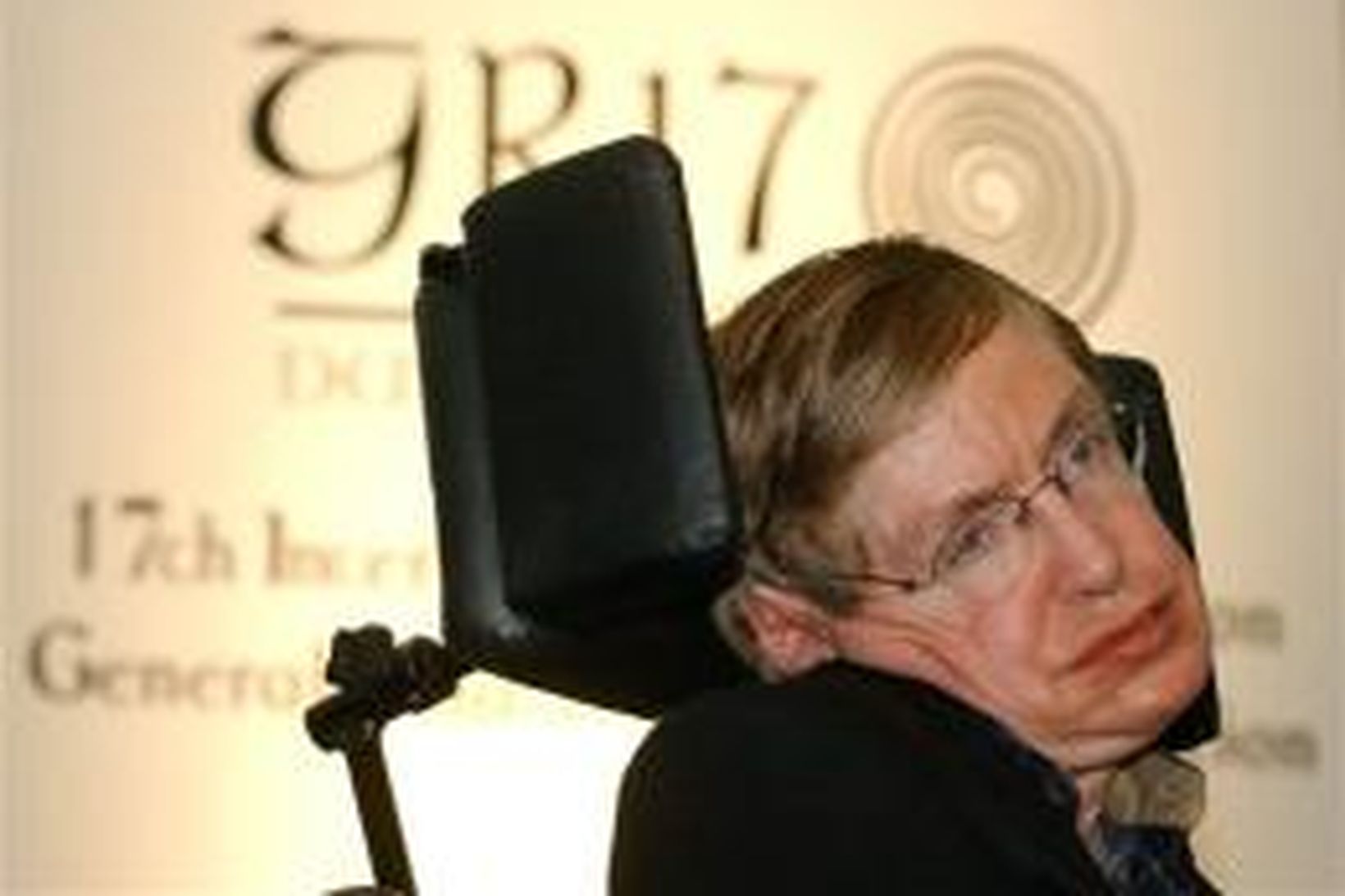 Stephen Hawking flytur erindi um nýju svartholskenningu sína í Dyflinni.
