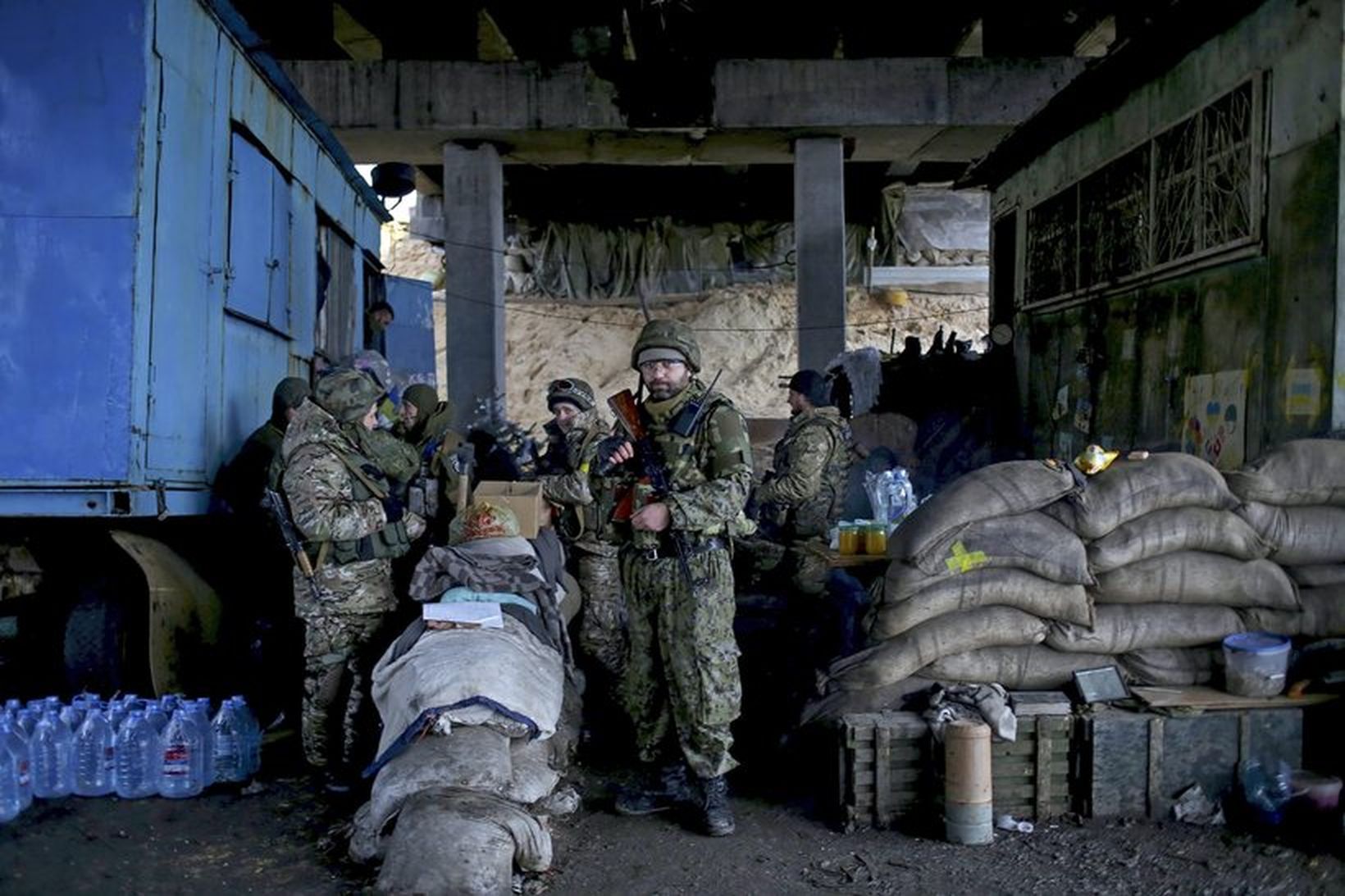 Úkraínskir hermenn undir brú í Donetsk.