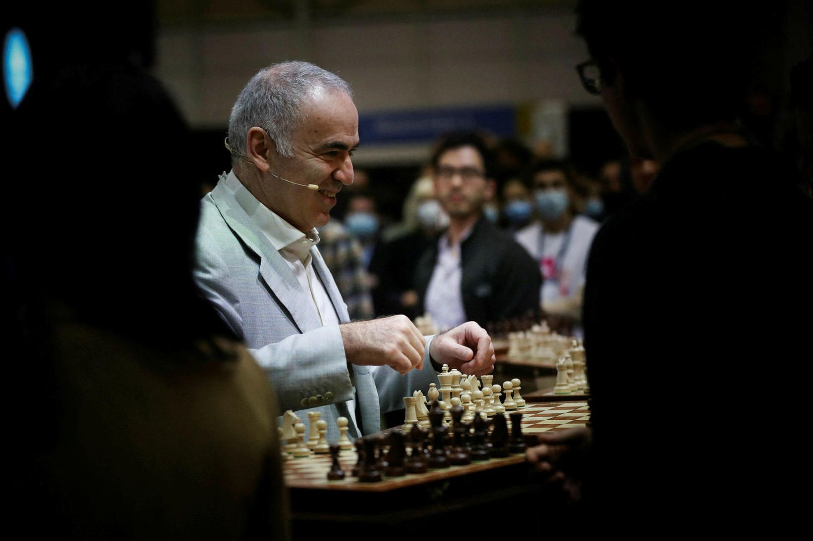 Garrí Kasparov teflir fjöltefli á netráðstefnunni í Lissabon í vikunni. …