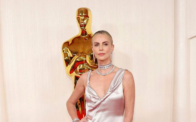 Charlize Theron er stórglæsileg.