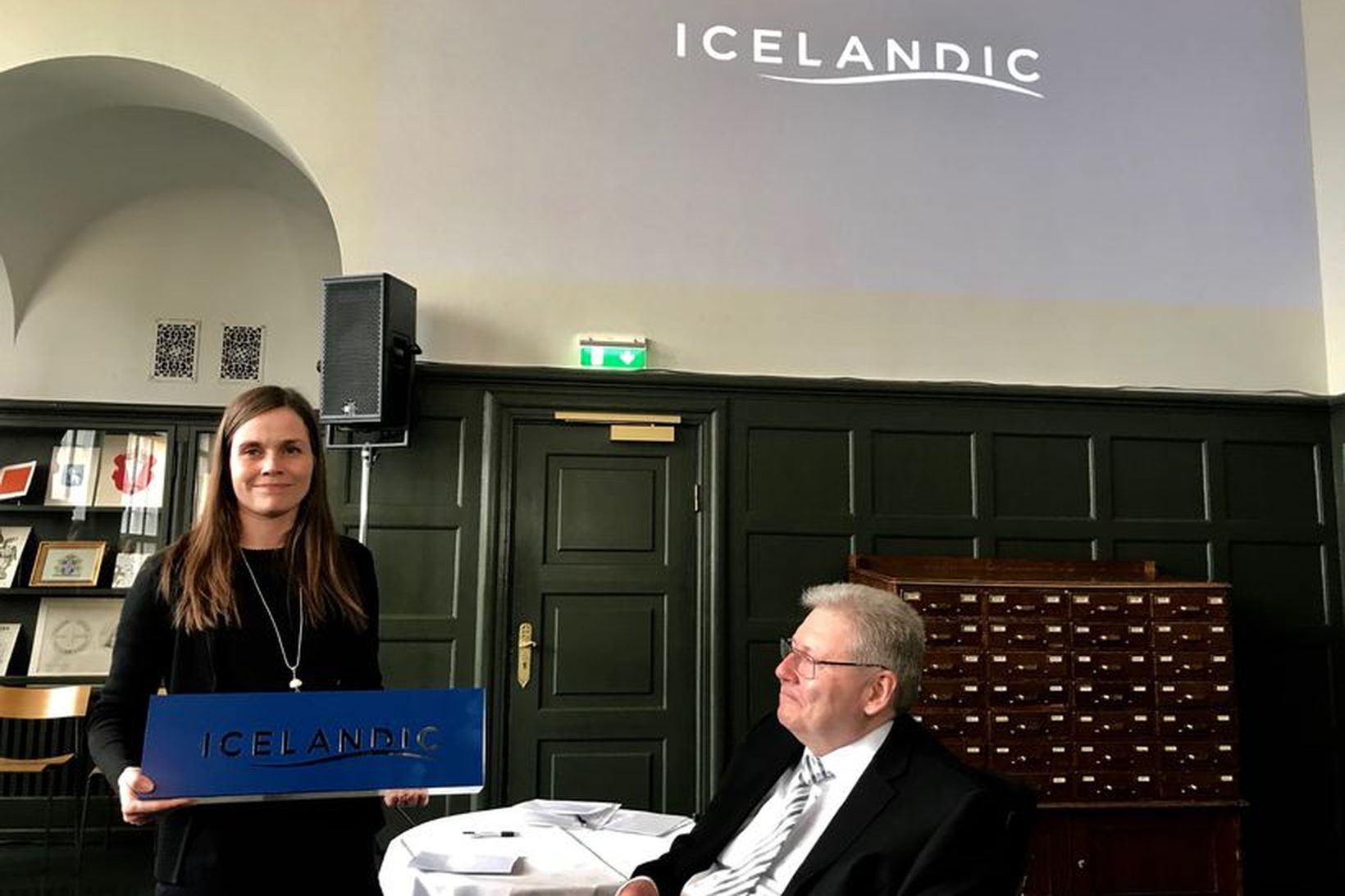 Katrín Jakobsdóttir tók við vörumerkinu Icelandic úr hendi Þorkels Sigurlaugssonar, …