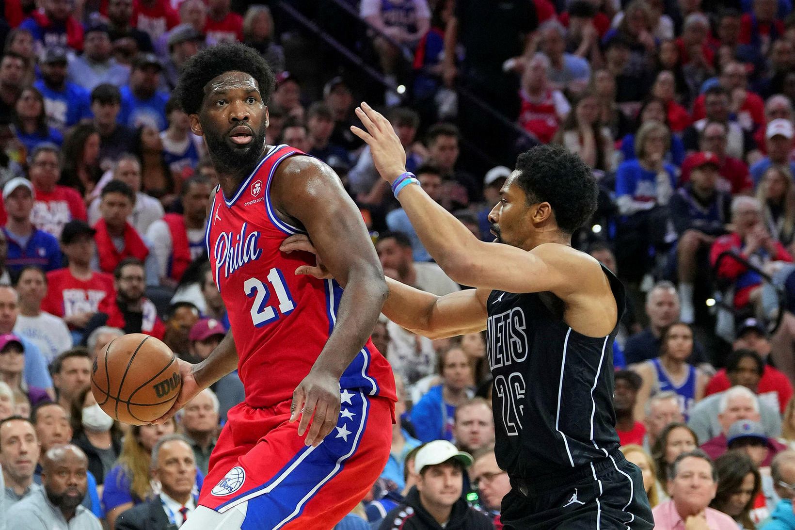 Joel Embiid í baráttu við Spencer Dinwiddie í kvöld.