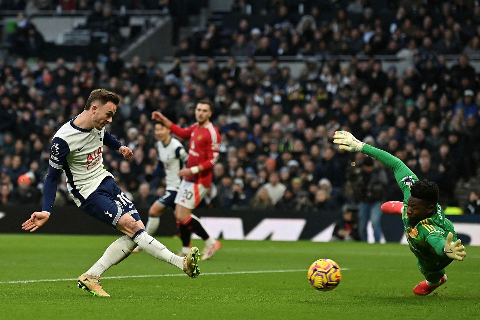 James Maddison að skora mark Tottenham í dag.