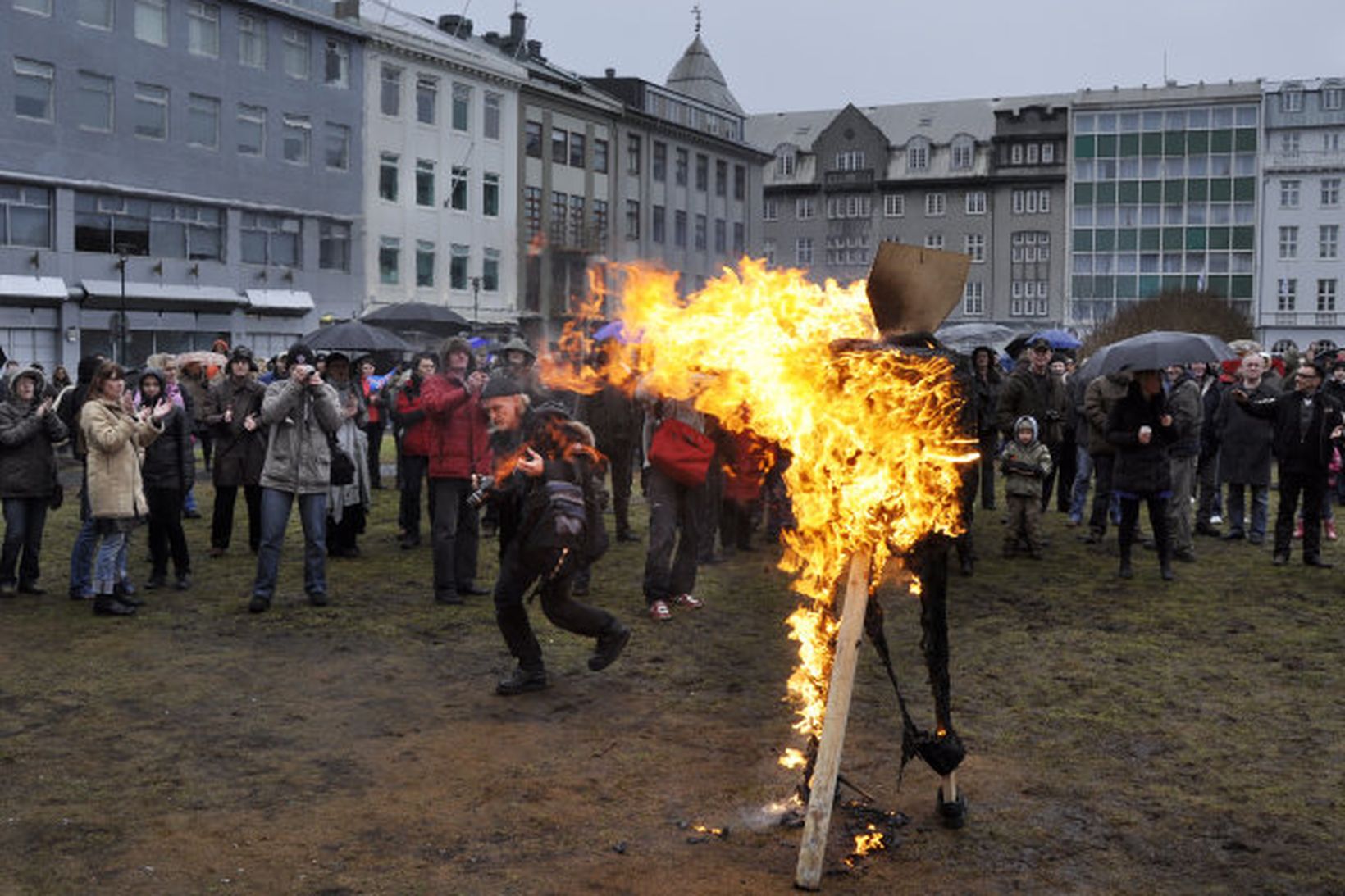 Eldur var kveiktur á Austurvelli.