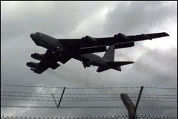 B-52 sprengjuflugvélar fóru frá herflugvelli í Bretlandi í morgun með stýriflaugar innanborðs.