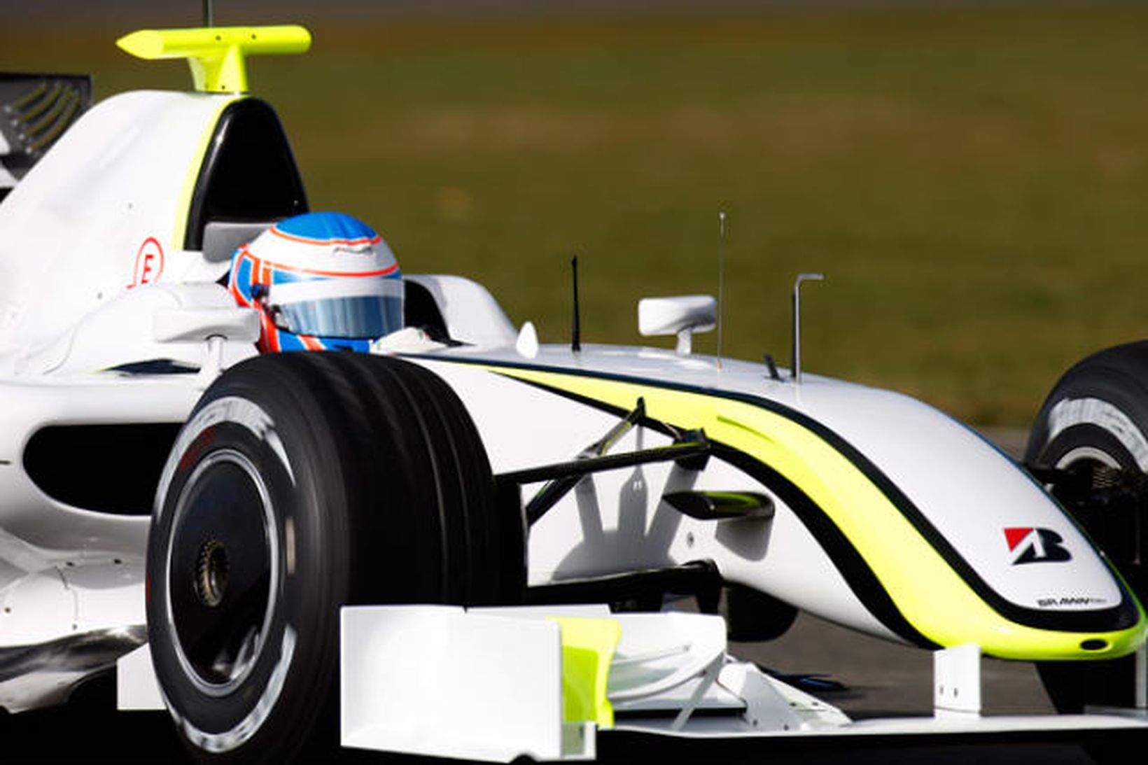 Jenson Button á ferð á BrawnGP-bílnum.