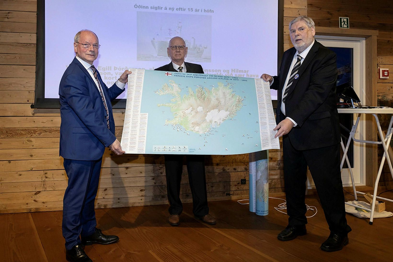 Heðin Mortensen, borgarstjóri í Þórshöfn, sem hér er lengst til …