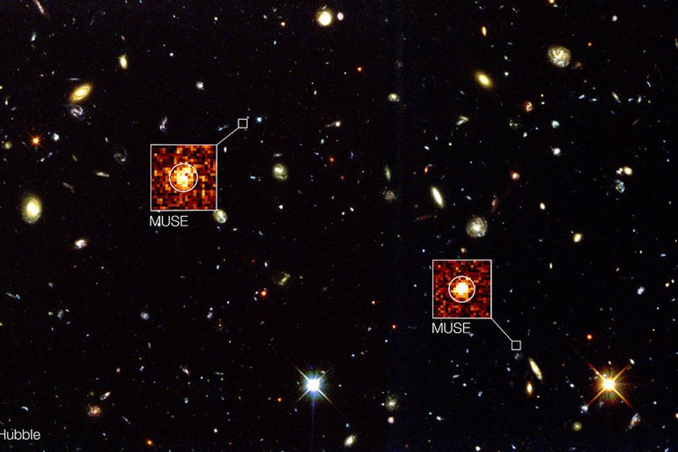 Mynd Hubble-geimsjónaukans af Hubble Deep Field South-svæðinu á stjörnuhimninum. Merktu svæðin eru fyrirbæri sem MUSE-mælitækið …