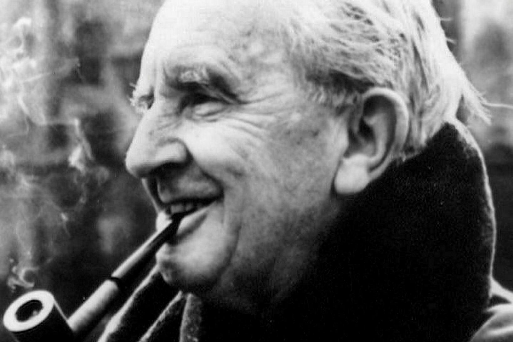 Höfundurinn J.R.R. Tolkien á góðri stundu. Hann lést árið 1973.
