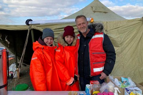 Karl Júlíusson, with Red Cross volunteers, at the border of Ukraine and Poland.