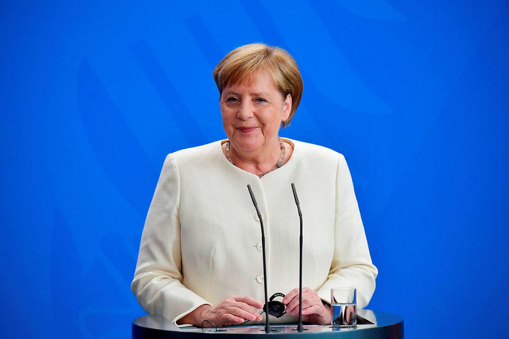 Á myndskeiðunum af Merkel skjálfa sést ekki hvenær hún stendur …