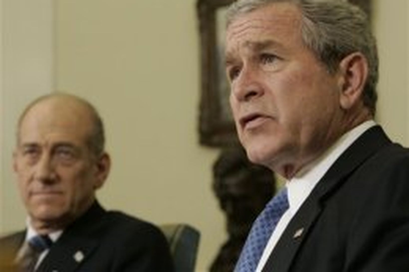 George Bush og Ehud Olmert ræða við fjölmiðla í Hvíta …