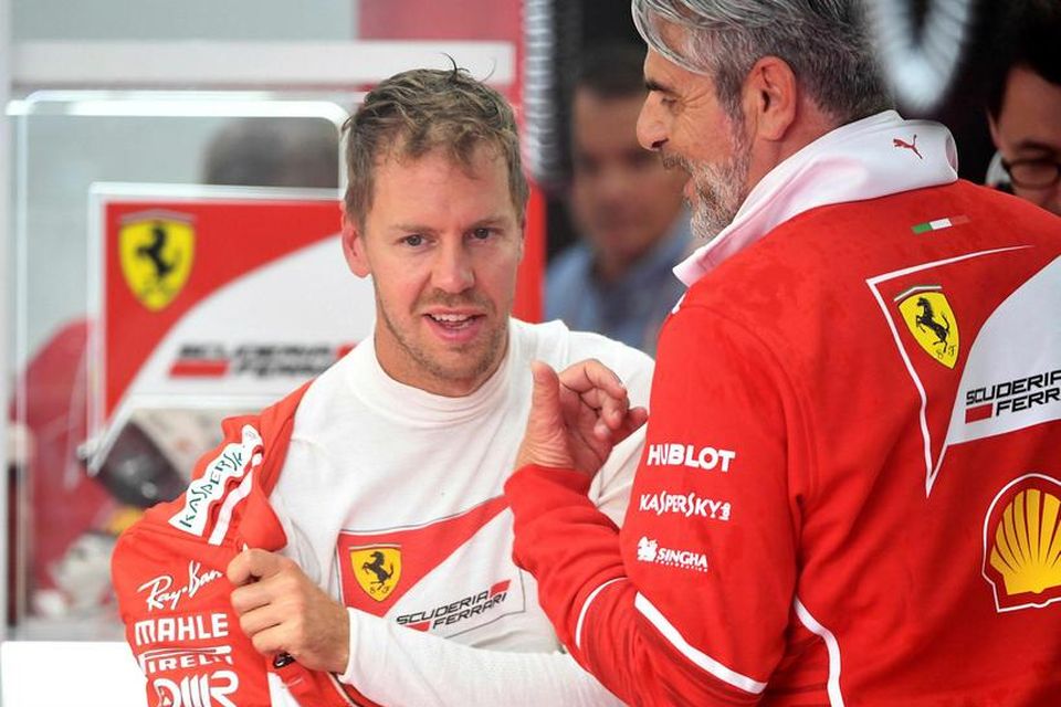 Sebastian Vettel ræðir við liðsstjórann Maurizio Arrivabene milli aksturslota á æfingu í Spa-Francorchamps í gær.