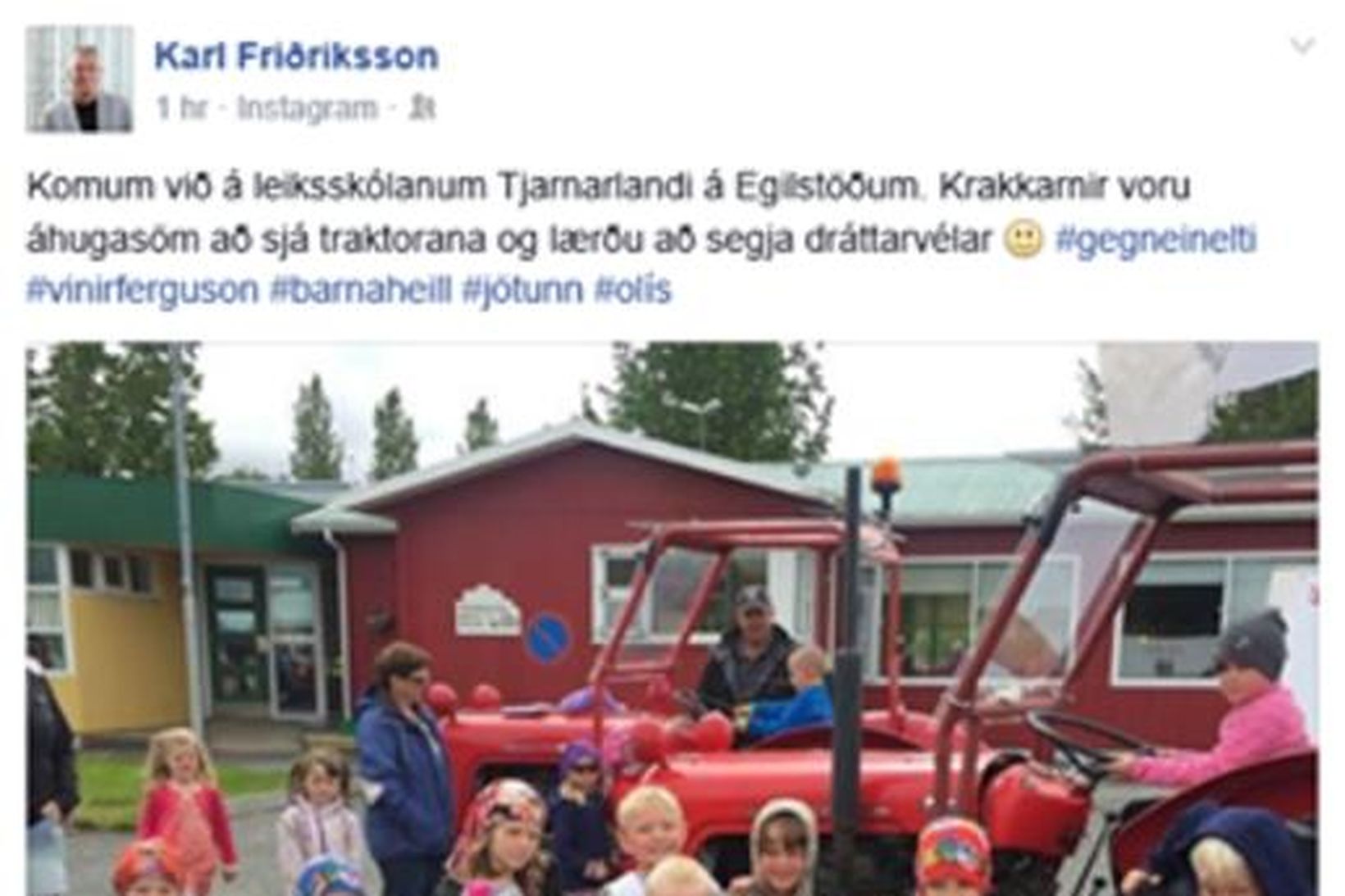 Leikskólakrakkarnir á Egilsstöðum skoðuðu traktorana.