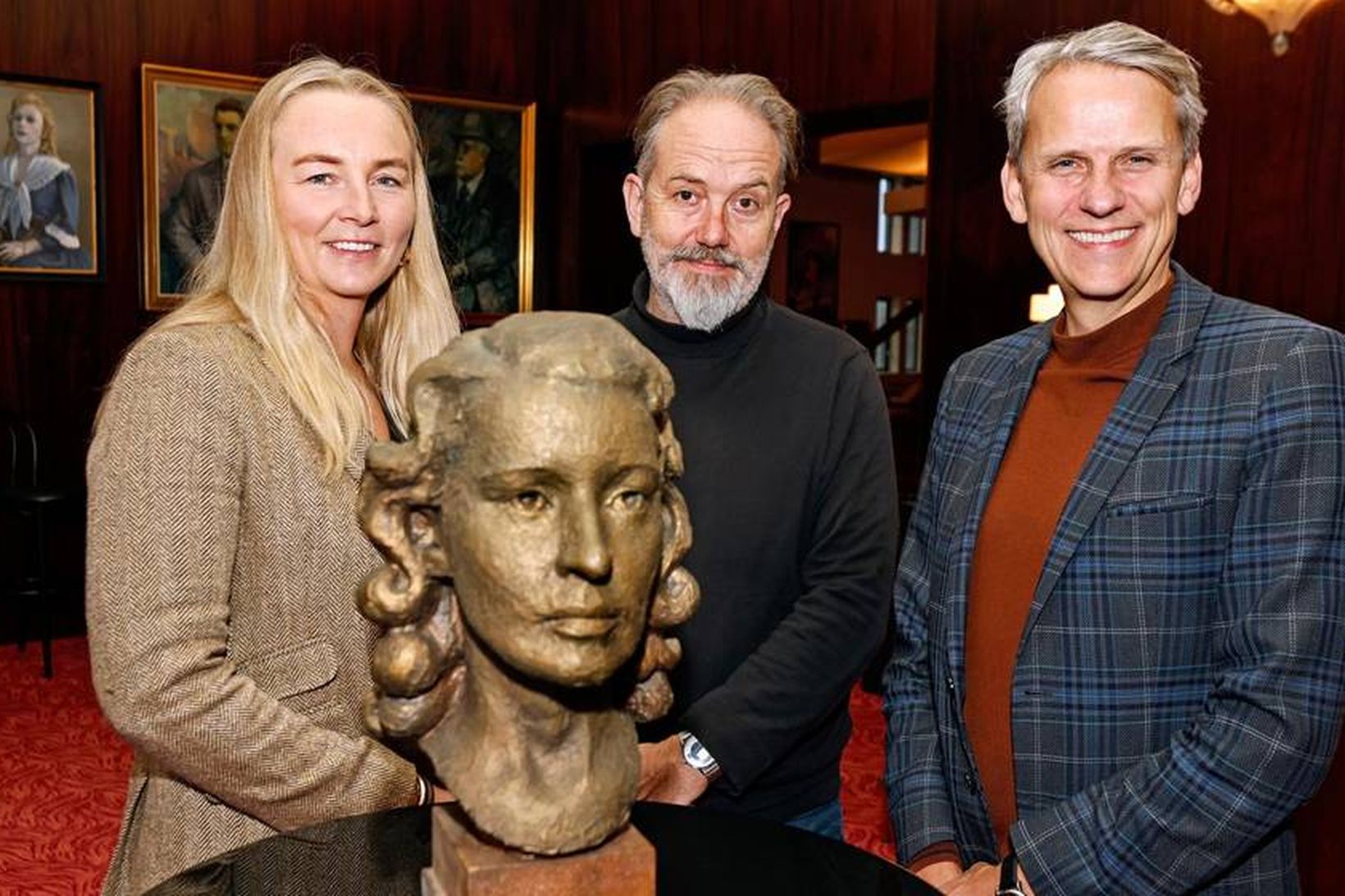 Brjóstmynd af Önnu Borg í Þjóðleikhúsið