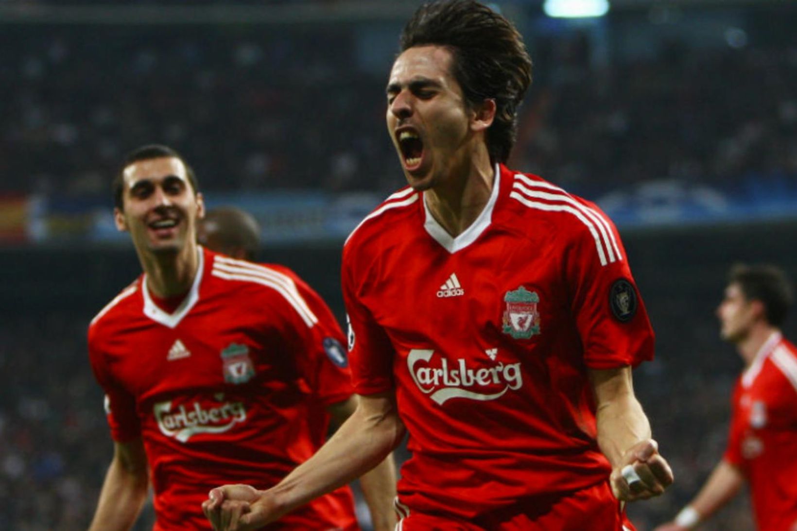 Yossi Benayoun fagnar marki með Liverpool.